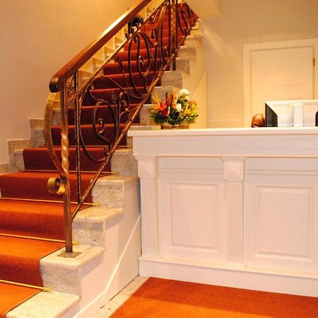 Hotel Vila 60 Тирана Екстер'єр фото