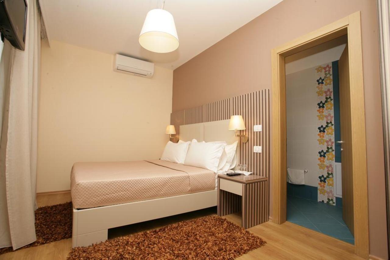 Hotel Vila 60 Тирана Екстер'єр фото