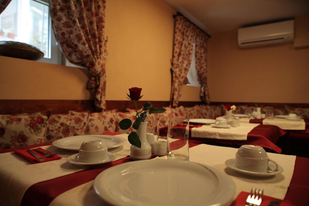 Hotel Vila 60 Тирана Екстер'єр фото
