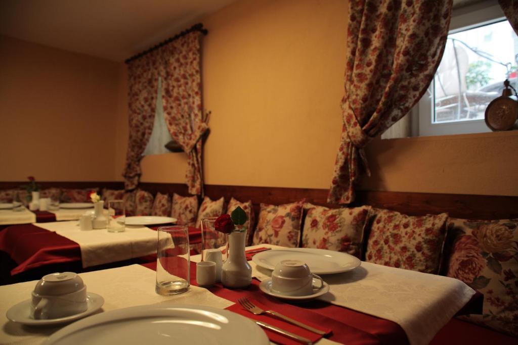 Hotel Vila 60 Тирана Екстер'єр фото
