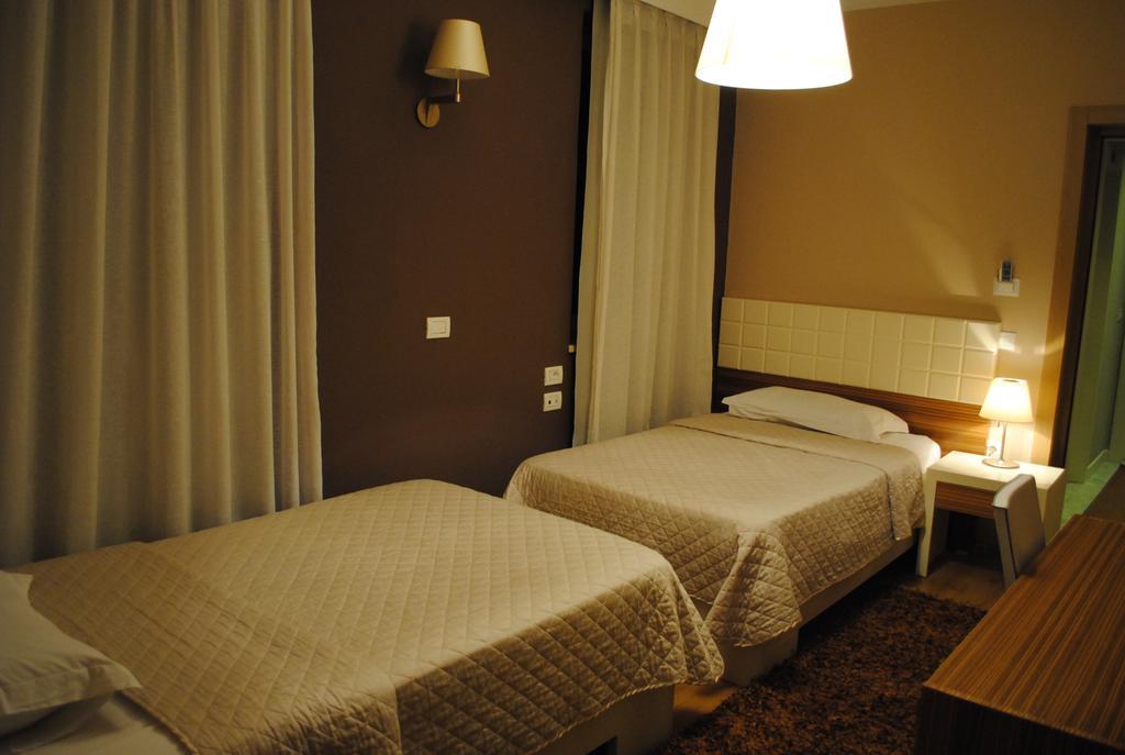 Hotel Vila 60 Тирана Екстер'єр фото