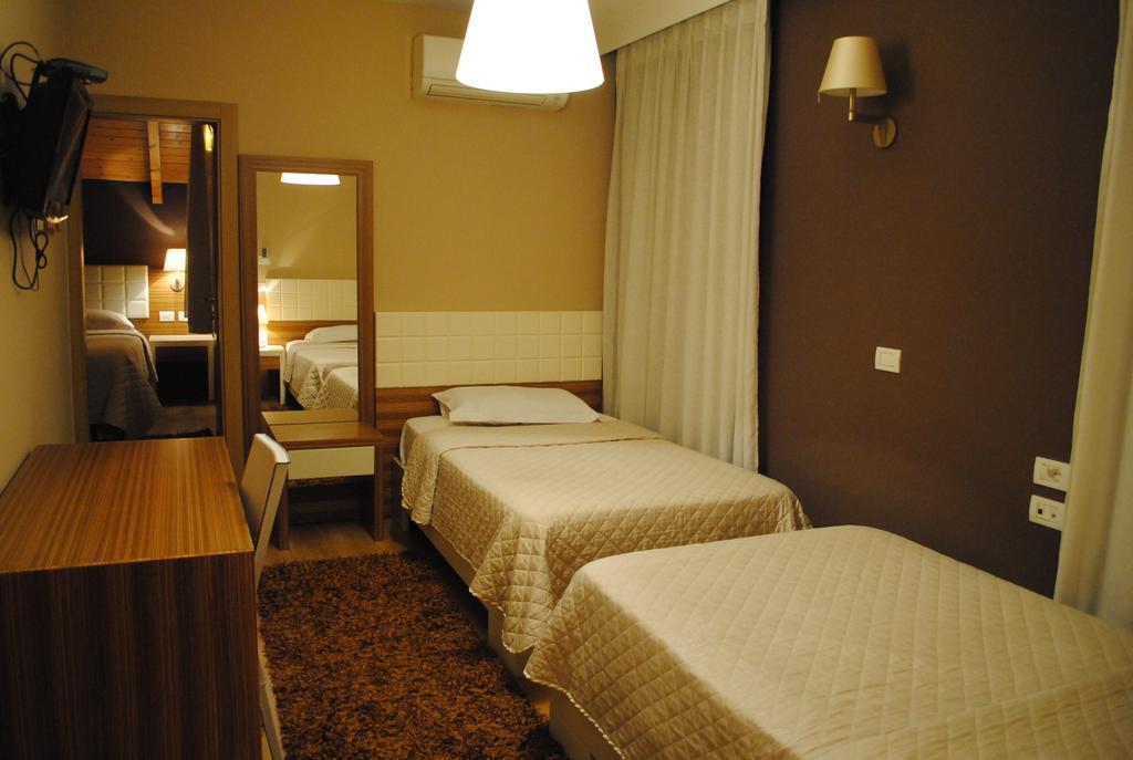 Hotel Vila 60 Тирана Екстер'єр фото